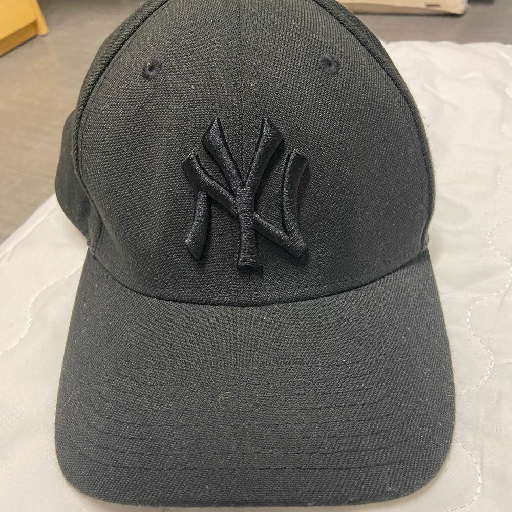 Yankees all black fitted